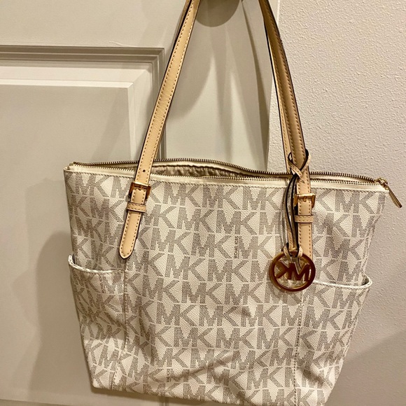 🌻SOLD🌻. Micheal Kors Tote - Picture 2 of 5